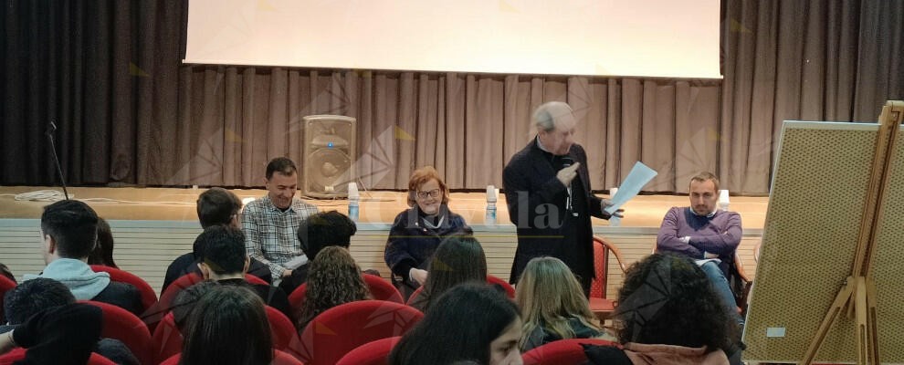 Il Vescovo Oliva ha incontrato gli studenti del Liceo Scientifico di Gioiosa Ionica