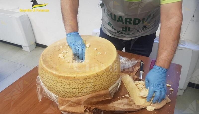 Cento kg di cocaina nascosti nelle forme di parmigiano, dieci persone in manette