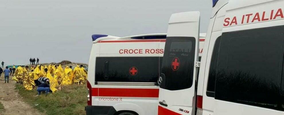 Naufragio nel crotonese, i volontari della Croce Rossa al lavoro per soccorrere i superstiti