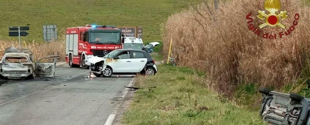 Auto va a fuoco dopo un terribile incidente: due persone ferite