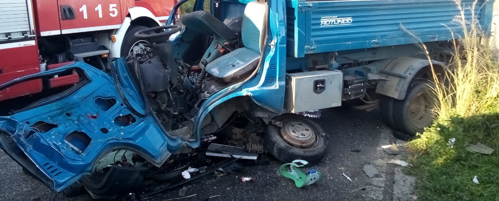 Terribile incidente in Calabria, furgone si scontra con un autocarro: interviene l’elisoccorso