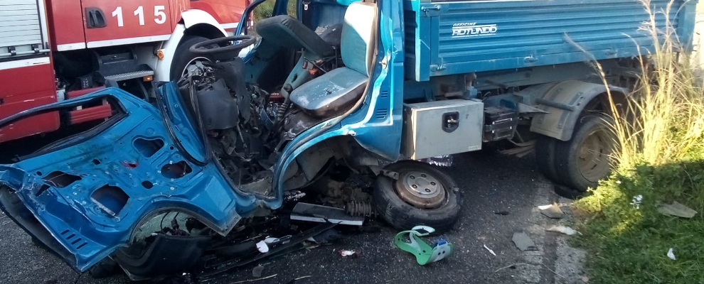 Terribile incidente in Calabria, furgone si scontra con un autocarro: interviene l’elisoccorso Terribile incidente in Calabria, furgone si scontra con un autocarro: interviene l’elisoccorso