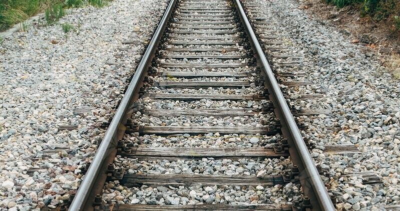 Muore investita da un treno in Calabria, si pensa al suicidio