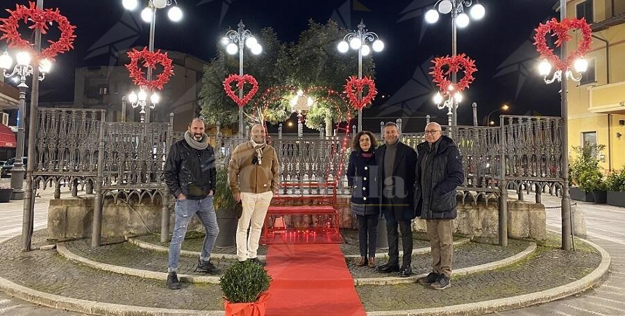 L’associazione Commercianti e Artigiani di Gioiosa Jonica festeggia San Valentino con la panchina degli innamorati