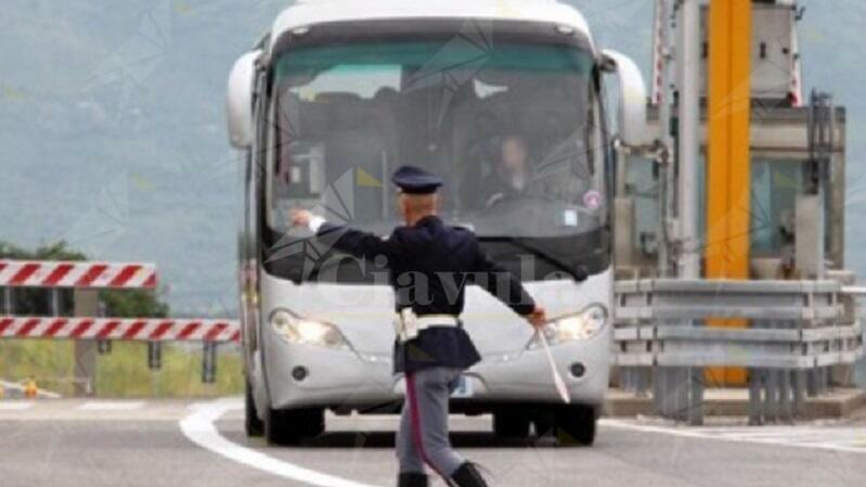 Guida l’autobus mentre è in congedo dal suo lavoro per malattia. Denunciato per truffa aggravata