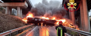 Tragedia in autostrada, tir finisce giù dal viadotto: morto l’autista item-thumbnail