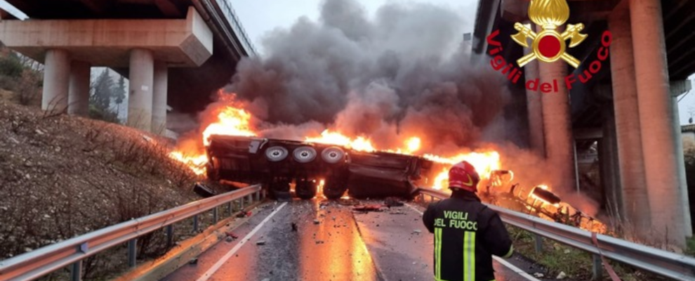 Tragedia in autostrada, tir finisce giù dal viadotto: morto l’autista