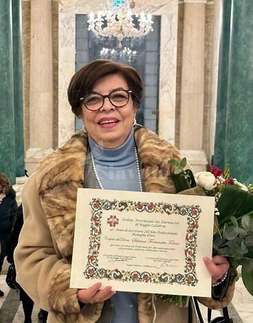 La Dottoressa cauloniese Silvana Totino riceve la medaglia d’oro dall’ordine dei farmacisti