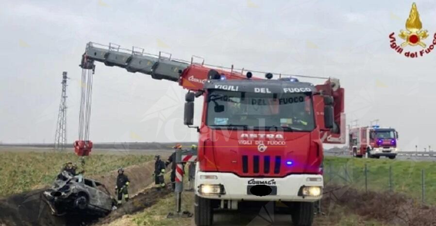 Auto esce di strada e prende fuoco, il conducente muore carbonizzato