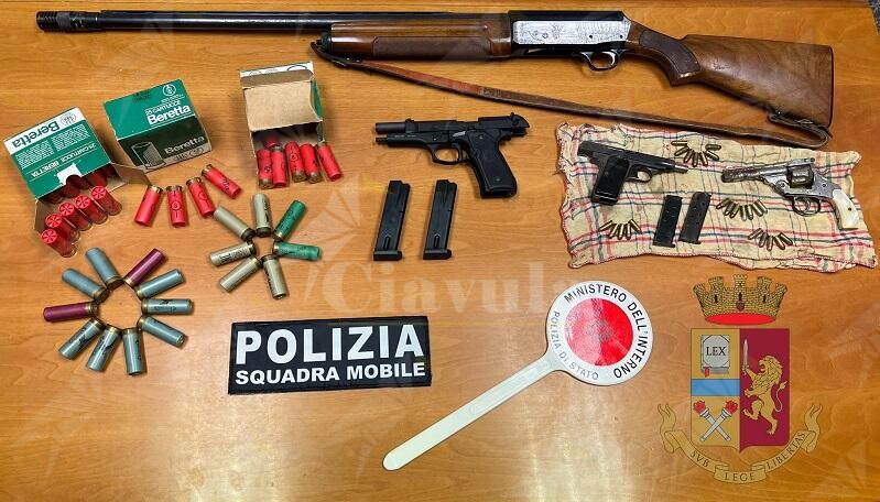 Calabria: Lite tra condomini con un coltello. La polizia ritira 3 pistole ed un fucile