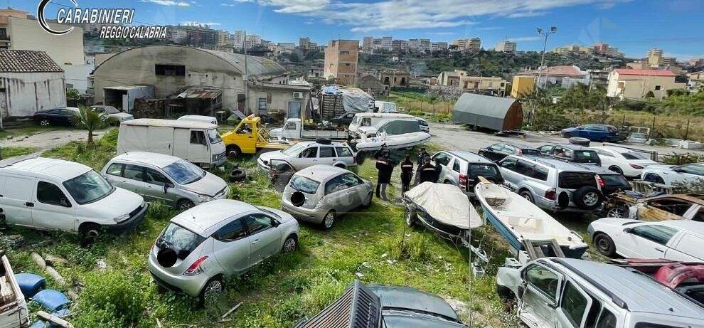 Rinvenute in Calabria 25 carcasse di auto abbandonate. Denunciato il titolare del deposito