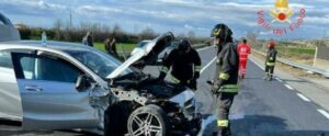Schianto tra due auto sulla Statale 106, auto finisce in un fossato. Interviene l’elisoccorso item-thumbnail