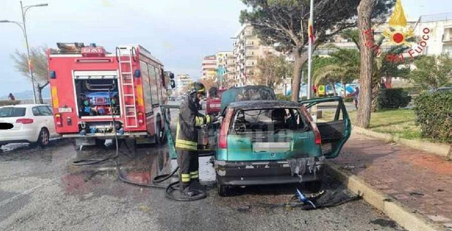 Auto in fiamme sul lungomare di Catanzaro, intervengono i vigili del fuoco
