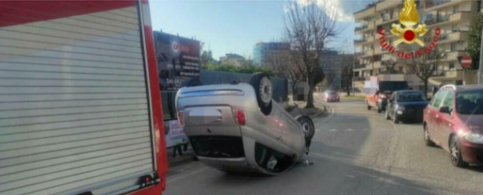 Auto si ribalta: feriti due giovani