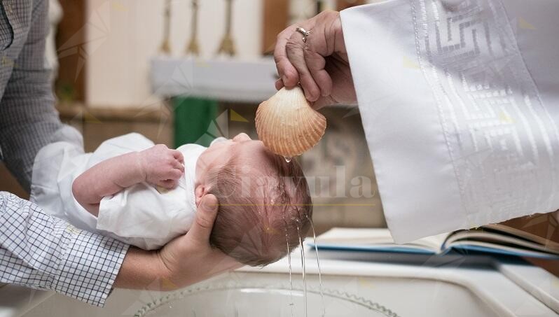Residuo di acido nell’acqua benedetta, bimba di 8 mesi  rischia la vita al battesimo
