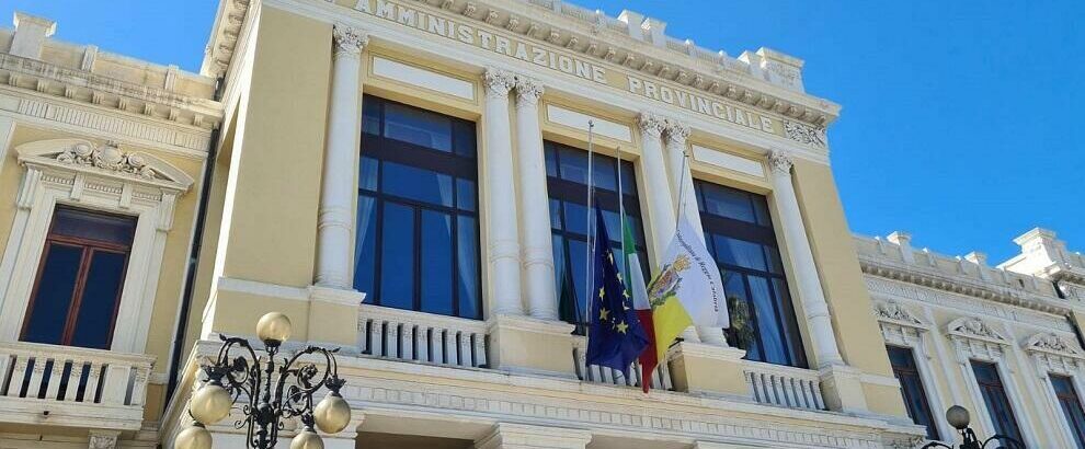 Giornata nazionale per le vittime del Covid: bandiere a mezz’asta sulla facciata della Città Metropolitana