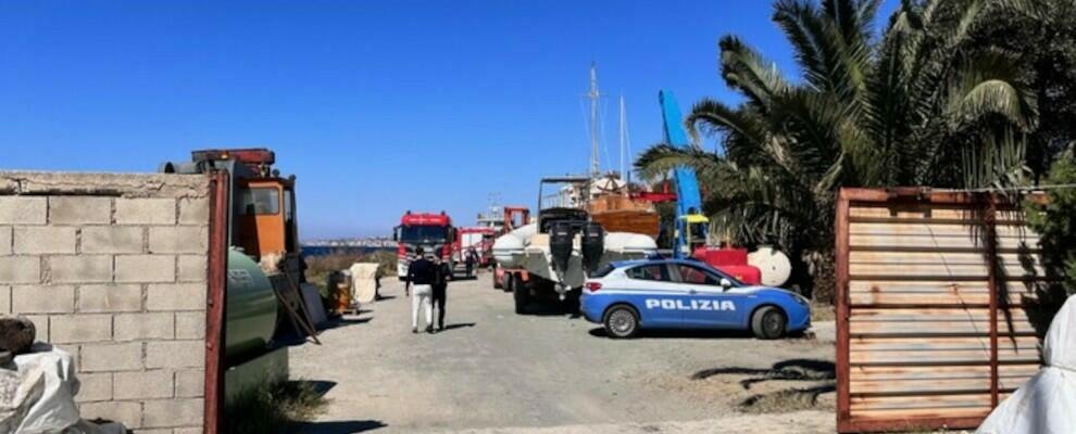 Incendio al porto di Reggio Calabria, distrutta una barca