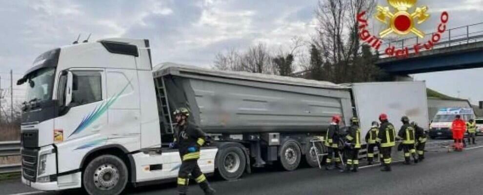 Drammatico incidente in autostrada, muore un camionista