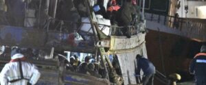 Migranti: soccorsi a Crotone 500 migranti a bordo di un peschereccio item-thumbnail