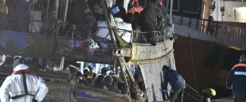 Migranti: soccorsi a Crotone 500 migranti a bordo di un peschereccio
