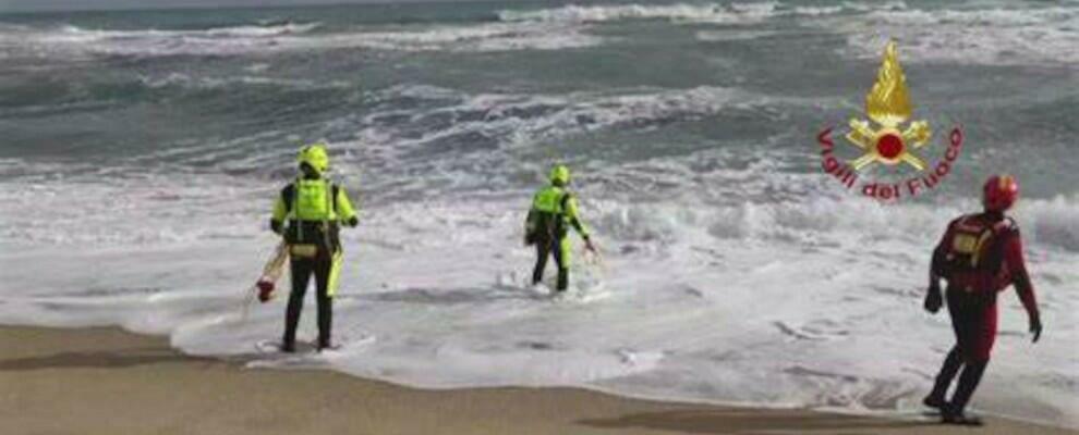 Naufragio a Cutro, il mare restituisce l’ennesimo cadavere. 90 vittime accertate