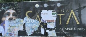 Manifesto della settimana santa strappato. Il parroco di Caulonia: “Lordazzo, il tuo posto è al circo, tra i pagliacci e lo sterco degli animali” item-thumbnail
