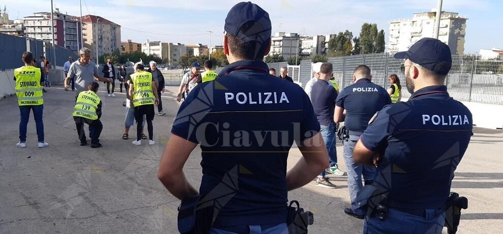 Calabria: Tifoso lancia un seggiolino ed un fumogeno in campo. Il Questore emette il D.A.Spo