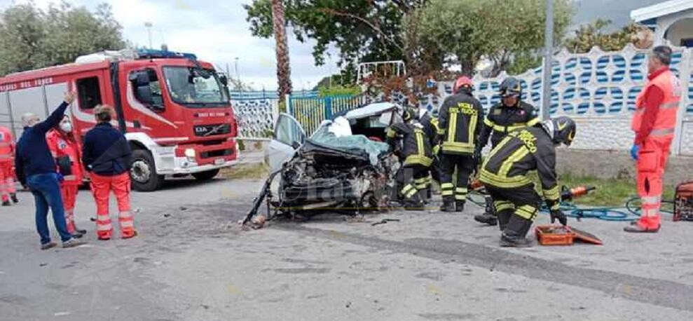 Calabria: Perde il controllo dell’auto che si schianta contro un muro. Muore un ragazzo