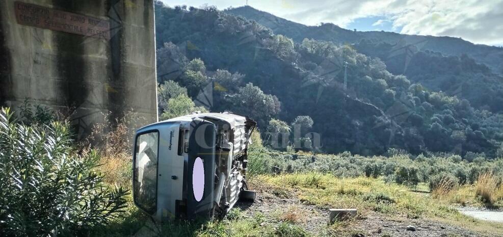 San Nicola di Caulonia, rimossa l’auto abbandonata