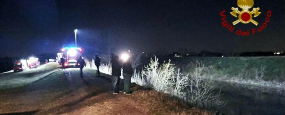 Coppia finisce con l’auto nel lago. Morto un giovane