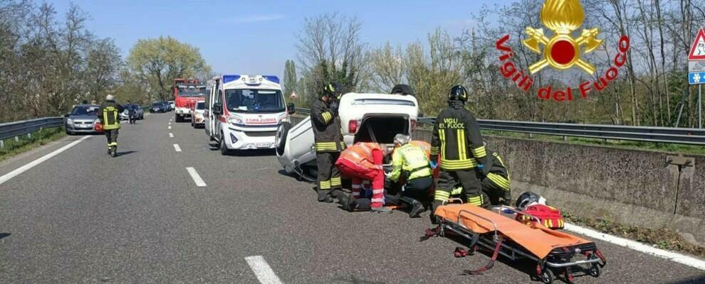 Paura in tangenziale: auto si ribalta e un 20enne finisce in ospedale