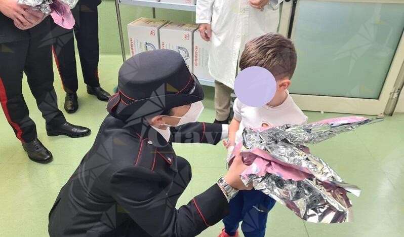 I carabinieri di Reggio Calabria donano uova di pasqua ai bambini bisognosi