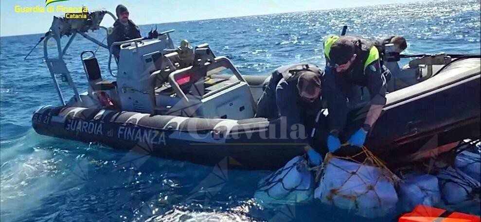 La guardia di finanza sequestra 2 tonnellate di cocaina, era nascosta in mare