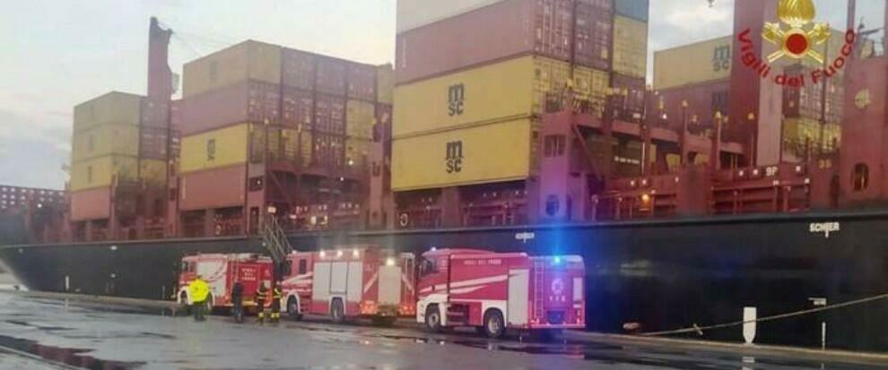 Incendio su una nave portacontainer ormeggiata nel porto di Gioia Tauro