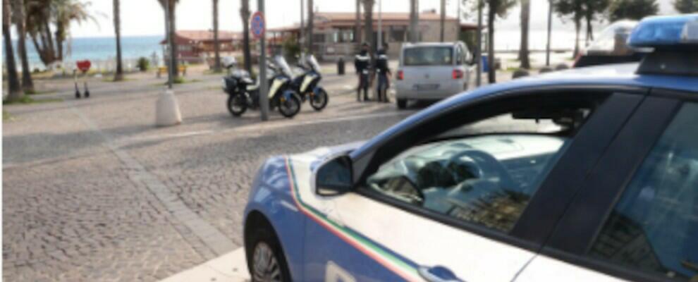 Tavoli, sedie e fioriere in strada: sanzionato il titolare di un locale sul lungomare di Crotone