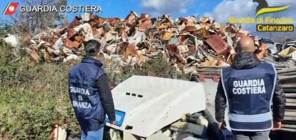 Calabria: centro per la demolizione di auto trasformato in una discarica a cielo aperto