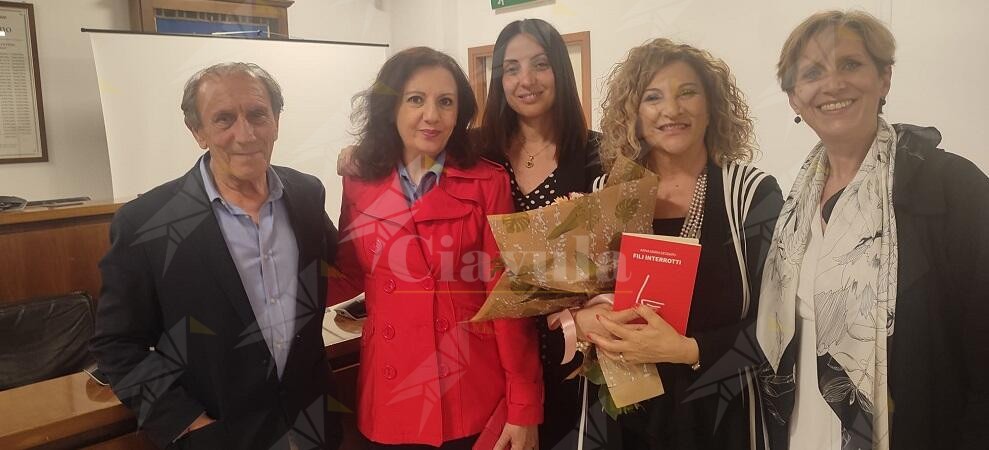 Successo per il romanzo “Fili interrotti” di Anna Maria Deodato presentato a Siderno