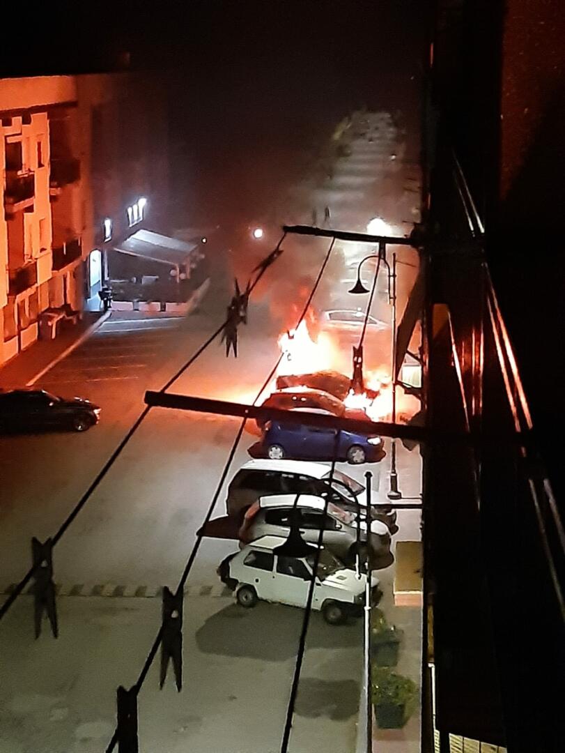 Caulonia: auto in fiamme in Via degli Emigrati