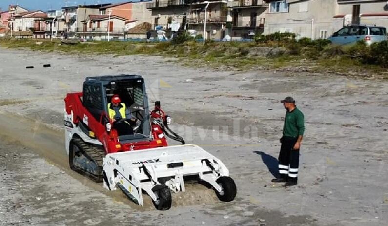 Iniziati a Siderno i lavori di pulizia del litorale per la stagione estiva