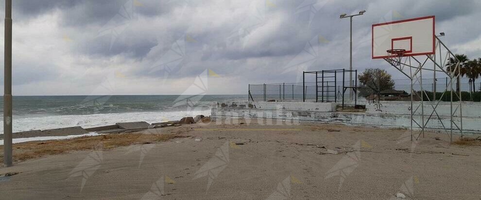 Il mare grosso minaccia il lungomare di Caulonia