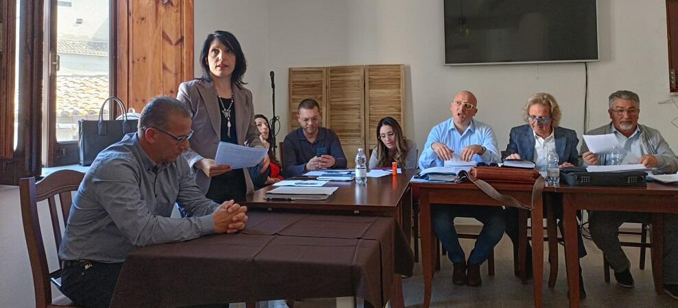 Caulonia, Campisi e Frajia: “In consiglio comunale, in risposta alle nostre proposte, espressioni violente e offensive”
