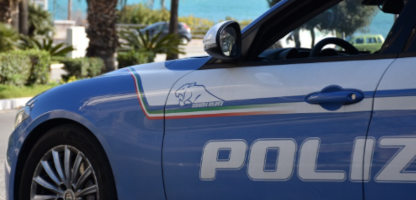 Tenta di ingannare i poliziotti durante una perquisizione: un arresto a Cosenza