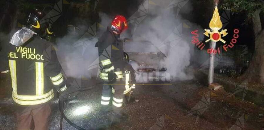 Auto distrutta da un incendio a Badolato. Indagano i carabinieri
