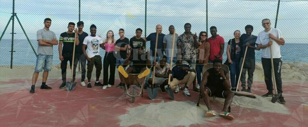 Caulonia, i migranti ospiti del progetto SAI di San Nicola ripuliscono il campo da tennis