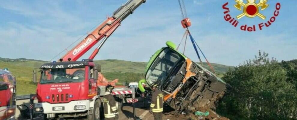 Bus finisce in una scarpata, un morto e 14 feriti