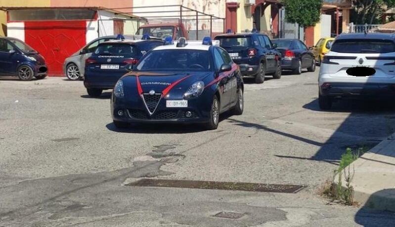 Calabria, uomo precipita dal secondo piano di un edificio e muore. Indagano i carabinieri