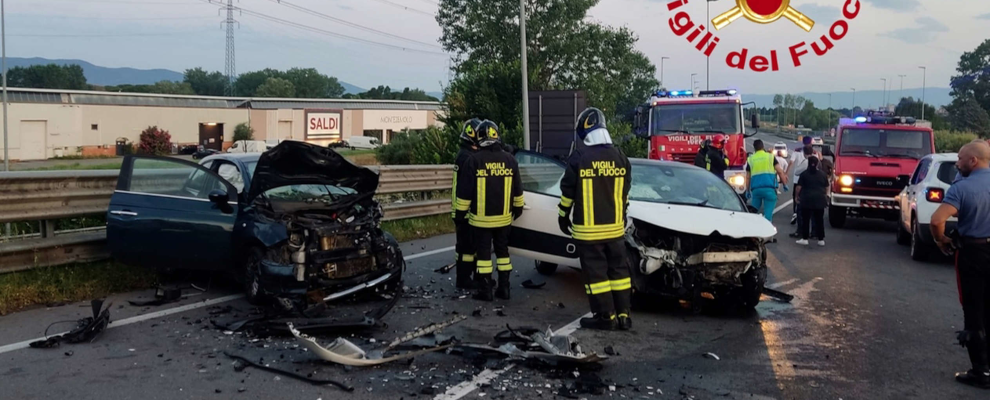 Schianto frontale tra due auto, feriti tre ragazzi