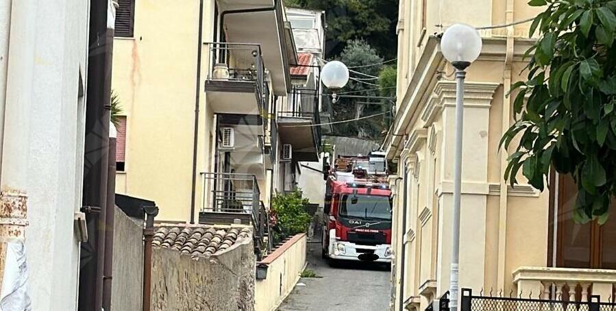 Incendio a Roccella Ionica, presenti i vigili del fuoco