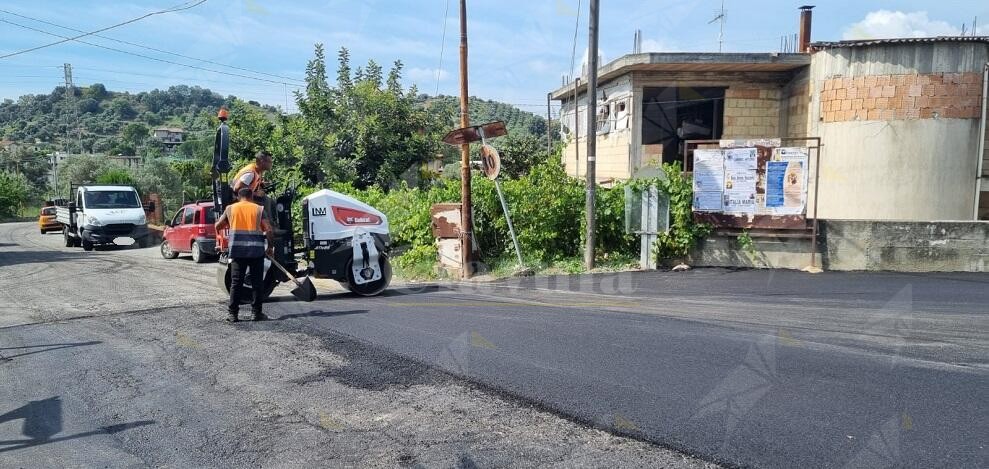 Lavori in corso per il rinnovamento del manto stradale sulla SP73 tra Benestare e San Luca