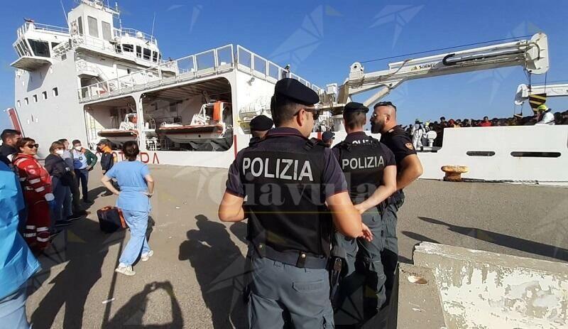 Sbarco di migranti Crotone: arrestati due presunti scafisti